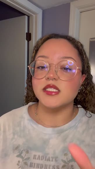 Video review of  JUICY BOMB shiny lipgloss  by 670db1bea102ff8319574dae