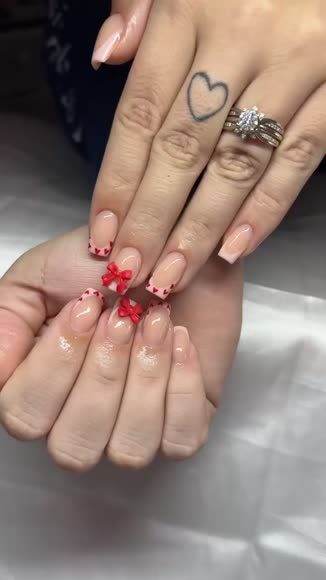 Video review of Clips Fashion & Beauty  by 678bbfdd23f6f47116624afa