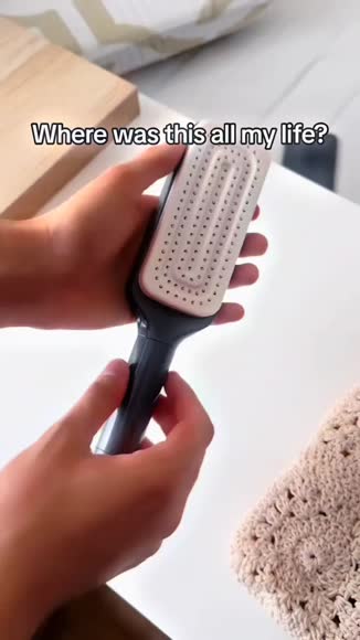 Video review of Bime Beauty Self-Cleaning Hair Brush: Anti-Frizz, Scalp Massage, & Hygienic for All Hair Types  by iamofficialmrplug