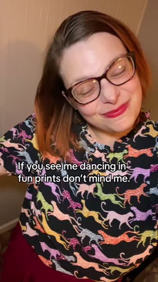 Video review of Clips Fashion & Beauty  by loves2takepictures