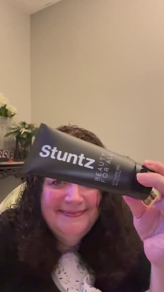 Video review of Stuntz Beauty Styling Gel  by 6782367616cd9120eb79bbc3