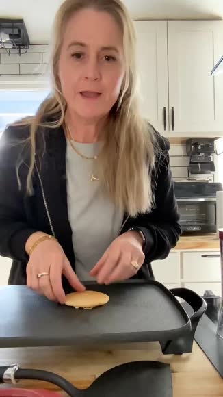 Video review of KPKitchen Pancake Batter Dispenser – Make Perfect Pancakes - Mess-Free Pouring, 4-Cup Capacity, Easy-Pull Trigger  by customer_support