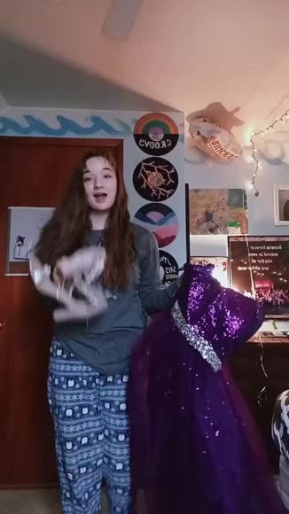Video review of Clips Fashion & Beauty  by 678c799358b427260fd5aa82