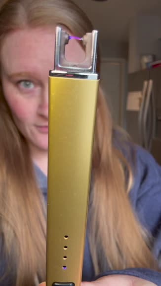 Video review of The Roosevelts Candle Co Flameless Lighter - Gold  by 677eba7fd45bf7fbc6434bb2