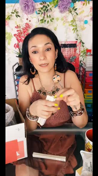 Video review of Clips Fashion & Beauty  by 6788502f296d3d8327eadabf