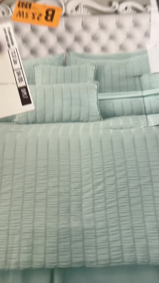 Video review of Lux Decor Collection 10-Piece Comforter Set Queen, Seersucker Lightweight Bedding Set with Sheets  by 67b0df4f2651ac77da00289e