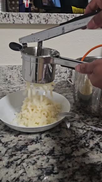 Video review of Zulay Kitchen Stainless Steel Potato Ricer  by 67898365dd318fdb912e111f