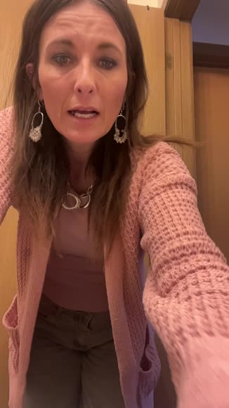 Video review of  Bow Pocket Relaxed Jeans  by 67ad4af425bc3d06946623ad