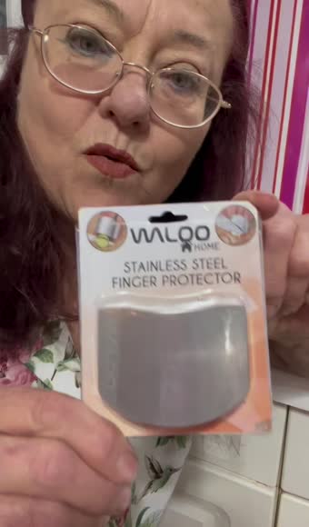 Video review of Waloo Products Waloo Stainless Steel Finger Protector for Cutting, Chopping, and Dicing  by 677c7e58e66d75113c52024c