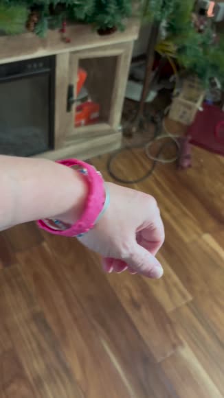 Video review of VistaShops Catch Me If You Can Bracelet  by 678c0a0569498c965edd05a8