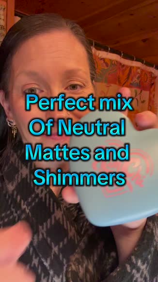 Video review of Kim Chi Chic Beauty SPINNING HEARTS LOVE - Shadow Palette  by 650c483f56d6f84c093977d1
