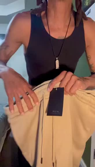 Video review of Jordefano Essential Basics Solid Sweat Pant  by 6742348527d19bff3c48c9cc