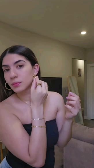 Video review of Pavoi Round Chunky Hoops  by 66e0ee4a6e827410c2c9ba2d