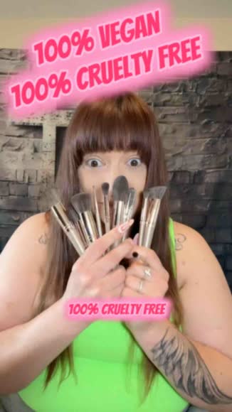 Video review of Besteria Vegan Makeup Brush Set for Flawless Application  by 67a004e50a4704c5c4dc0c17