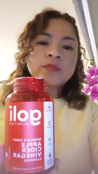Video review of Goli Nutrition Apple Cider Vinegar Gummies & Vitamin  by 67f033743ca0a070da229d33