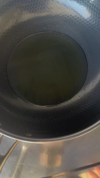 Video review of HexClad 12" Hybrid Wok With Lid  by 675cd1af488a0bfe6136c60e
