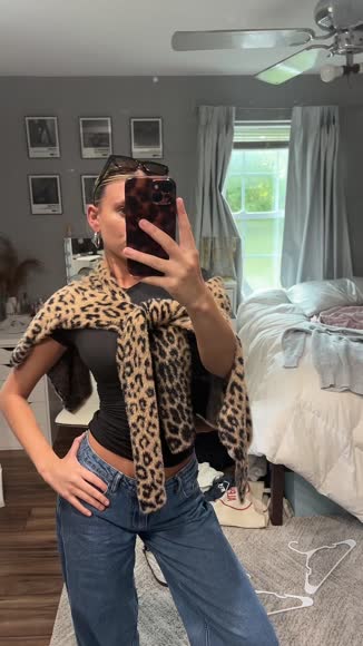 Video review of Edikted Printed V Neck Cardigan  by 656f417f4c6991413330e24f