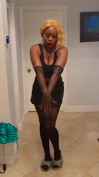 Video review of Leg Avenue Bling Ring Rhinestone Fishnet Gloves  by voshyra