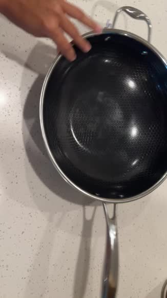 Video review of HexClad 12" Hybrid Wok  by sima