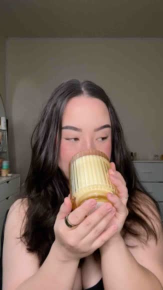 Video review of La Jolie Muse Amélie Tahitian Lychee Candle - Fragrant Home Ambiance  by jasminebbeauty