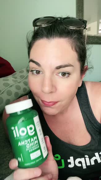 Video review of Goli Nutrition Matcha Mind Gummies with Cognizin  by dinosaursanddresses