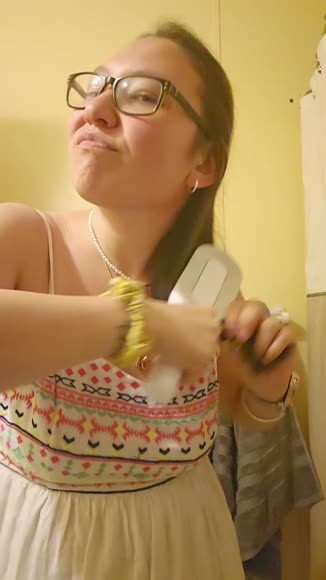 Video review of Bime Beauty Self-Cleaning Hair Brush: Anti-Frizz, Scalp Massage, & Hygienic for All Hair Types  by themailboxxart