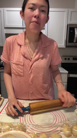 Video review of Cheer Collection Non-Slip Silicone Heat Resistant Baking Mat for Rolling and Kneading Dough  by weenchellemaedumanag