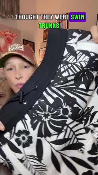 Video review of Magnlens Floral Palm Ross 8" Shorts  by 