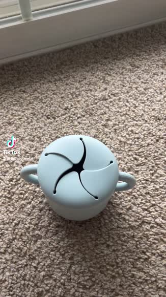 Video review of Mushie Snack Cup  by 6542b0d16208195ee7e6dfa0