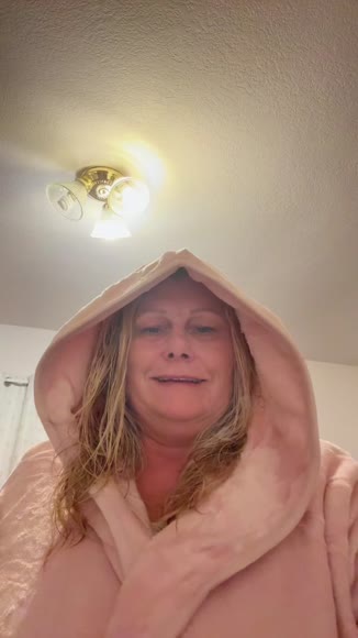 Video review of Elegant Comfort Women Hooded Velvet Fleece Long Bathrobe  by 67c15e9d3e0273a1b47efe46