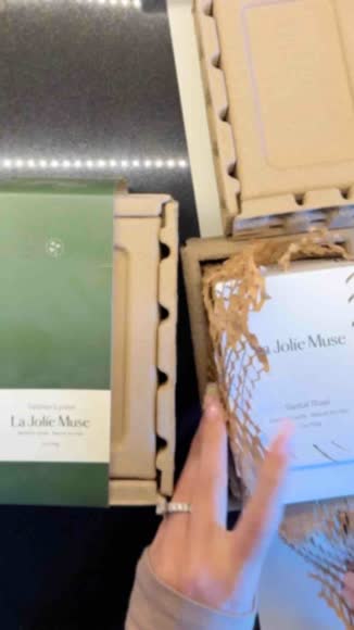 Video review of La Jolie Muse Amélie – Santal Rosé Candle  by kbgj6ht4nn
