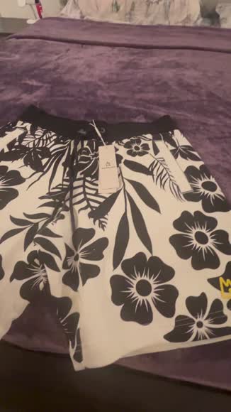 Video review of Magnlens Floral Palm Ross 8" Shorts  by 67b223ba2651ac77da193300