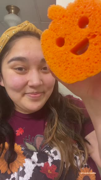 Video review of Spongelle Pumpkin Spice Body Wash Infused Buffer | Pumpkin | Boo Pals  by 67695773b710878d6f8e1ec5