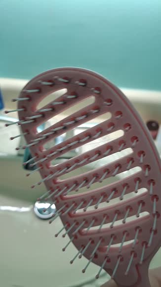 Video review of Bime Beauty Self-Cleaning Hair Brush: Anti-Frizz, Scalp Massage, & Hygienic for All Hair Types  by homieplays101
