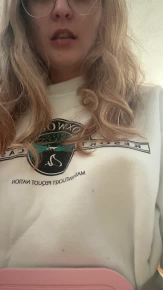Video review of Usuie Period Cramp Relief Heating Pad  by chloesbarker