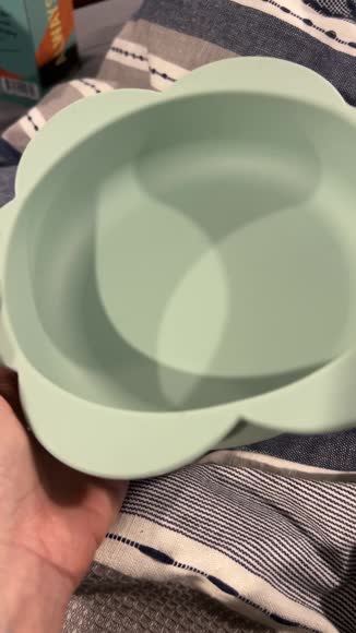 Video review of Precious Tails Small Flower-Shaped Silicone Pet Bowl With Non-Slip Suction Base  by 677f17ded45bf7fbc64c8d6c