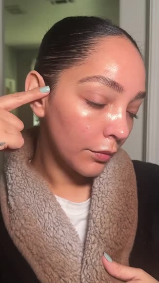 Video review of Style Edit Root Concealer Touch Up Spray  by press1679