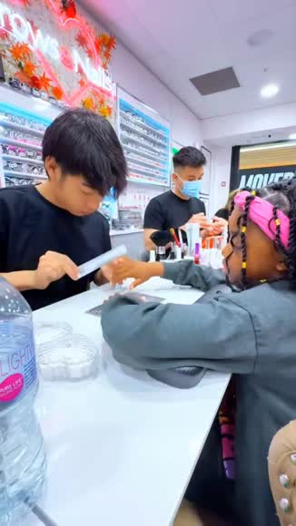 Video review of Clips Fashion & Beauty  by charleswood6540