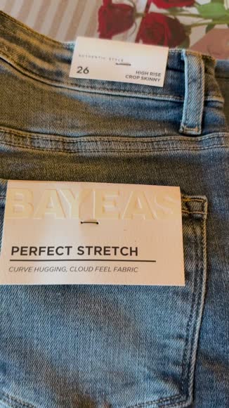 Video review of Bayeas HIGH RISE CROP SKINNY JEANS  by 67daecdb3d97802d8504b068