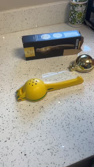 Video review of Zulay Kitchen Lemon Squeezer - Single Bowl  by 677e1143e5e086f2c03eae0c
